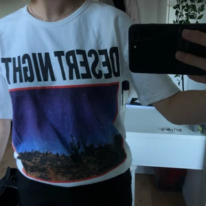Zara T-shirt med tryck - Tryck med texten desert night säljes. Oversized i modellen. Frågor/fler bilder? Kontakta mig!! 🥰 Köparen står för frakt