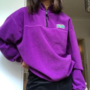 lila - lila fleece från junkyard:) säljer då jag tröttnat på den💜💜 jättefint skick, frakt är 66kr eller möts upp (bud på 370kr) budgivning slut fredag kväll