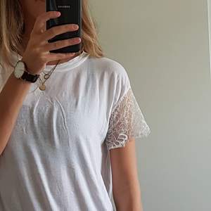T-shirt från Pretty Little thing med fina spetsärmar! Perfekt som en mer uppklädd tisha! Frakt tillkommer🌹