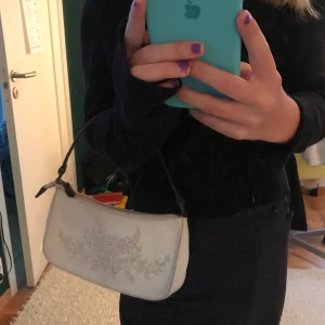 Söt väska - Beige väska köpt second hand. Snygg läderband.