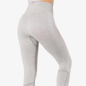 icaniwill tights (byte) - Endast testade - då jag söker ett par i storlek S istället för XS!  Säljes för 350  kr, kan byta mot stronger i storlek S, Gymshark i storlek S eller ICIW i storlek S.  Frakten kostar 42 kr med PostNord.  Storlek: XS Queen Tights Light Grey Melange Wmn Nypris: 599 kr Dessa träningstights har hög midja och den extra höga mudden i midjan håller tightsen på plats. En ICIW-logga i reflex-print på framsidan höften.   Det hållbara materialet är lätt att underhålla, behåller sin färg trots många tvättar, och luddar inte. Materialet transporterar effektivt ut svett och torkar därför fort. Med minimala sömmar och en bra passform hjälper plagget dig att förbättra din prestation under träningen. 360 graders rörlighet och lättviktigt material gör tightsen perfekta till träningsformer där du behöver vara flexibel och rörlig.   Dessutom har produktionen av seamless-produkter en mindre påverkan på globala miljön genom att mängden tygrester minimeras och därmed minskar behovet av odlat bomull, ull och andra naturliga råmaterial.   - Seamlessteknologi  - Reflexlogga på vänster höft Modellen på bilden är 163 cm lång och bär storlek XS.
