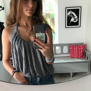 Tiger of Sweden linne - Super snygg topp från Tiger of Sweden i en cool silvrig färg. Väldigt fin med den öppna ryggen💖köparen står för frakten