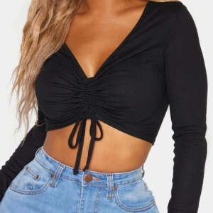 Ruched crop top  - Jätte snygg tröja från plt som inte kommer till användning och är för liten för mig!💖 skulle säga att det är en xs, priset är ink frakt!