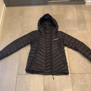 Höst jacka - Jag säljer min peak jacka nu för att den inte passar mig. Haft den i ett år. Nypris 3000kr. Inga skador!