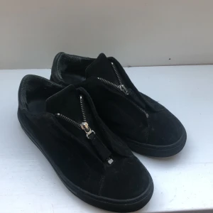 Axel arigato zip - Svarta Axel arigato skor. Använda en del men de är i bra skick. Köpta för 1850kr. Frakt tillkommer. Bud finns