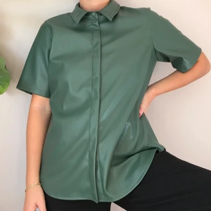 Skjorta, gina tricot, M  - Mycket snygg kortärmad skjorta i skinnimitation från Gina Tricot, även denna bara använd 1 gång! 