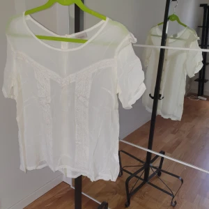 Romantisk blus - Romantisk blus benvit spets detaljer knappar baktill 