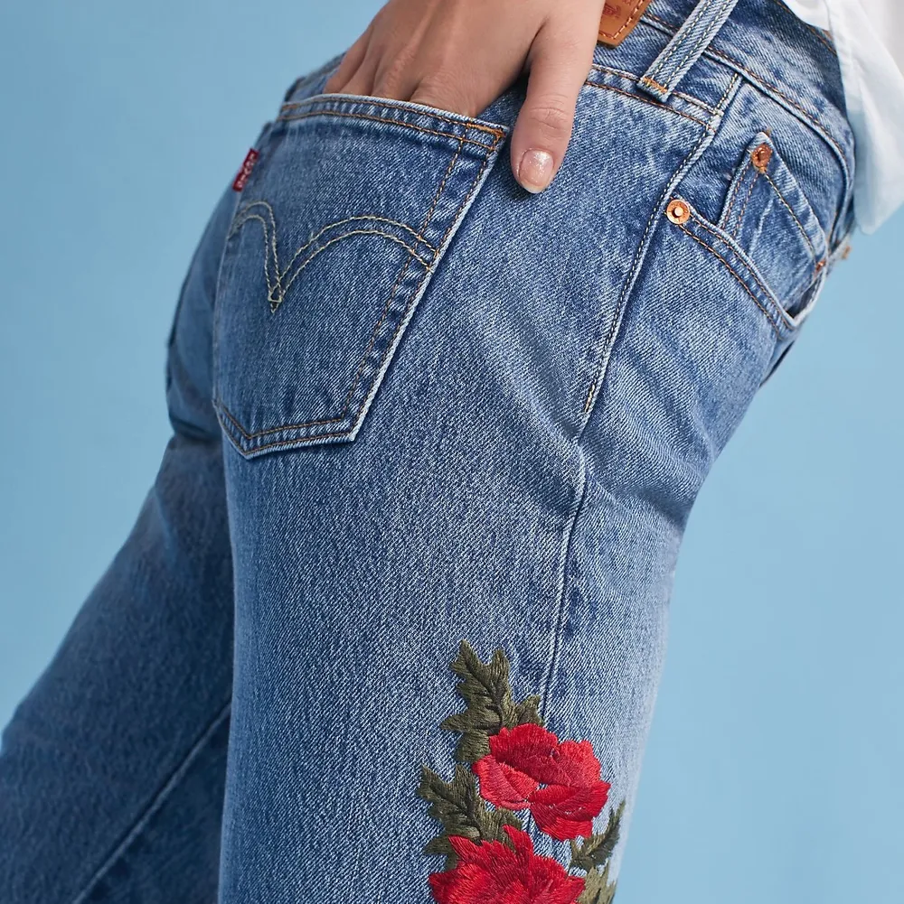 Oanvända Levi’s jeans 501:or med rosor och hål. . Jeans & Byxor.