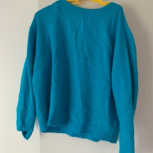 Stickad tröja - Använd stickad tröja som har en jättefin blå färg. Ganska nopprig men går säkert att få bort med noppmaskin,💕