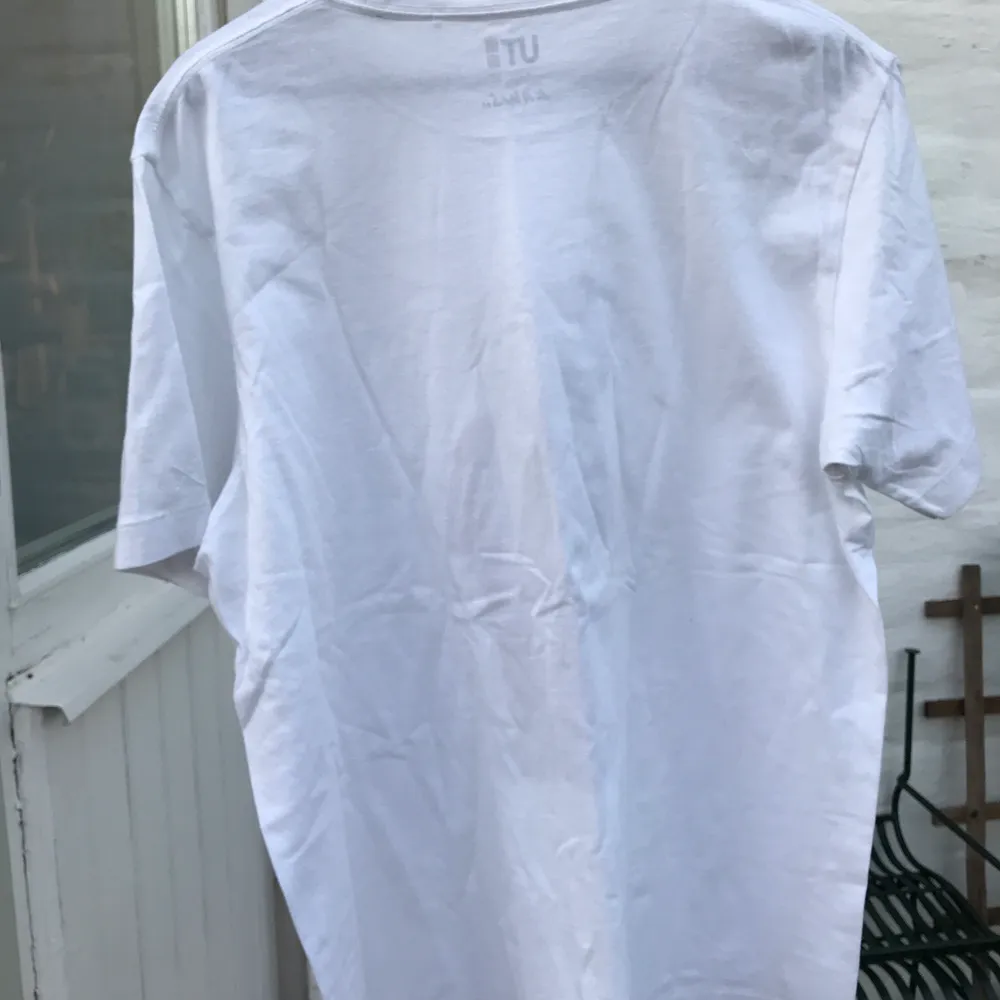 Streetwear teeshirt från KAWS x Uniqlo. Använt hyfsatt mycket. Bra skick! frakt 40kr. T-shirts.