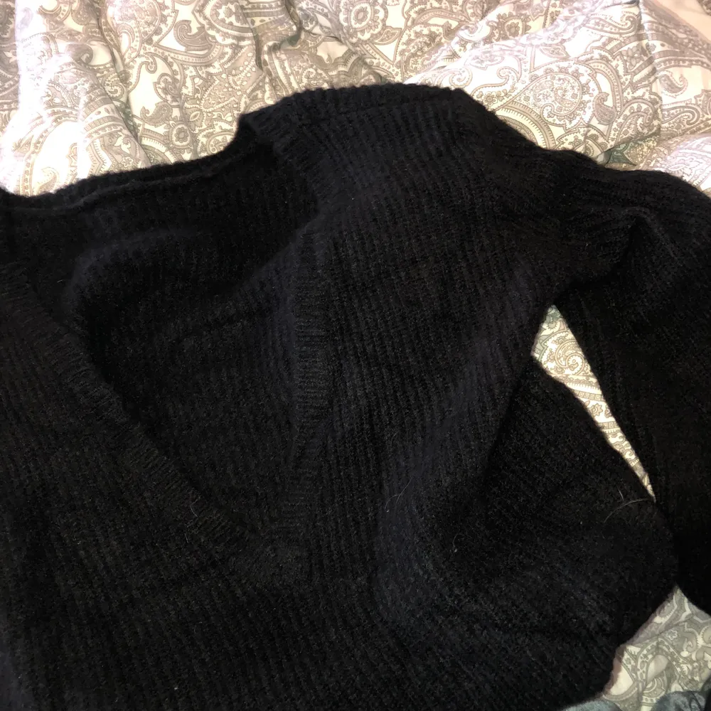 Säljer en svart stickad tröja från Linn Ahlborgs kollektion med NA-KD. Öppen ryg. Aldrig använd, köparen står för frakt💖. Stickat.