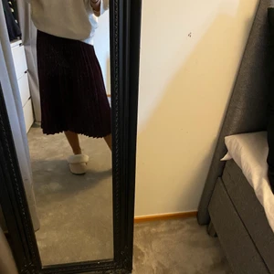 Vinröd kjol - Lång vinröd plisserad kjol från Hm. Perfekt nu till hösten! Den är i storlek 38 men passar men som är 34 pga att den är insydd. Det går att sprätta upp. Köparen står för frakten annars kan jag mötas upp i Stockholm! 