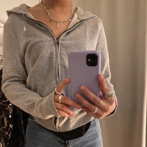 Ralph lauren zip hoodie - Zip hoodie från Ralph Lauren. Enkel och stilren men ett vit Ralph lauren märke. Om många är intresserade startar jag en budgivning. 