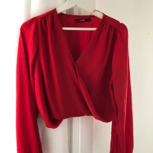 Röd omlott topp - Jättefin röd topp som går omlott (fin att ha off shoulder), säljer då jag inte får användning utav den❤️
