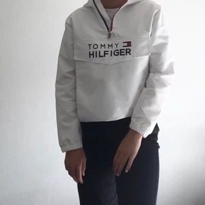 Tommy Hilfiger jacka  - Tommy hilfiger jacka i strl S. Bara använd ett fåtal gånger🤍🧚🏻