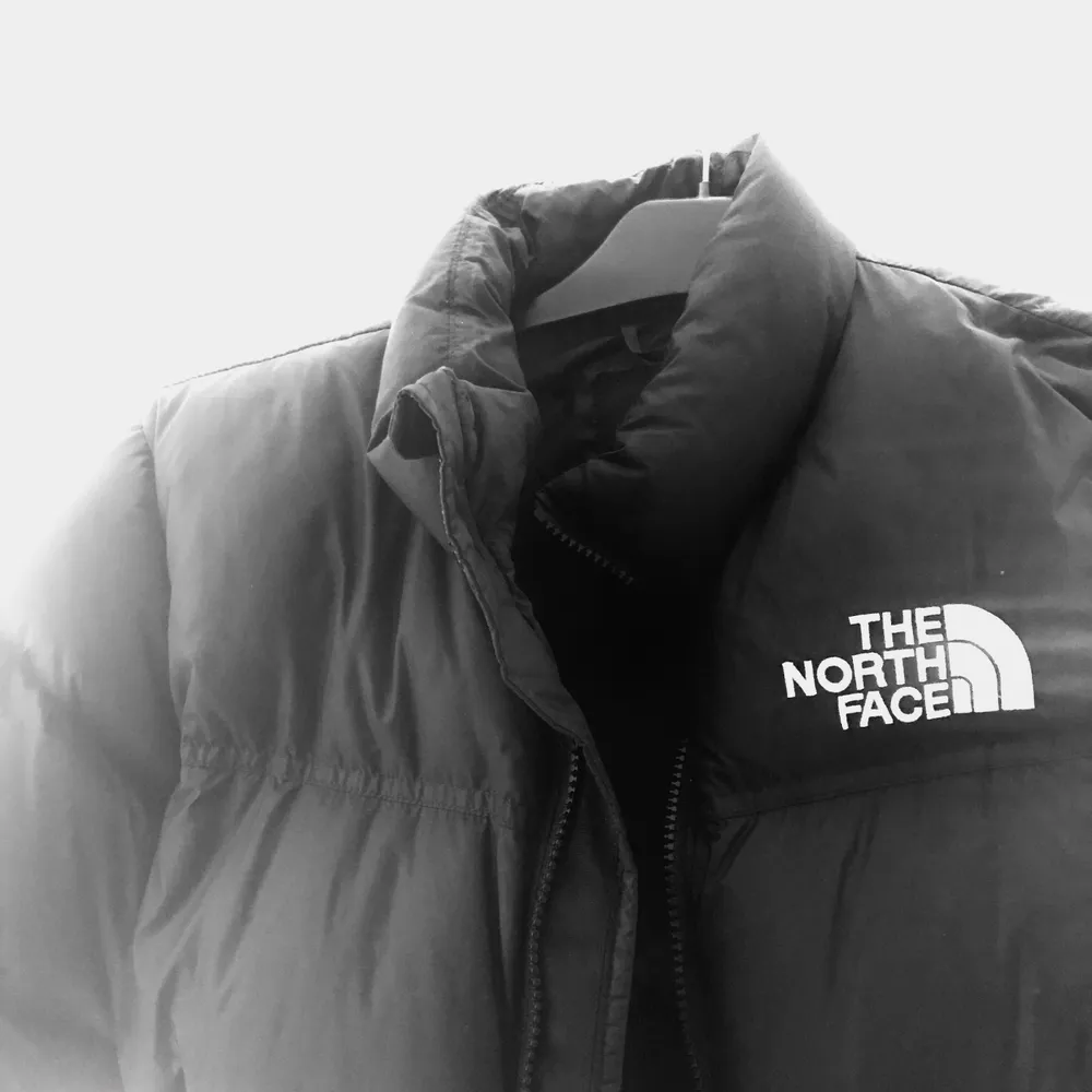 Skitsnygga the north face nuptse jacka som alltid är lika snygg!! Barnstorlek L men sitter som S/XS!! Köpt förra året o bra cond🖤🖤🖤1500kr🖤🖤🖤 fri frakt, BUD:1800!!! ÄNDRING!!! SÄLJER MÅNDAGKVÄLL 14e. Jackor.