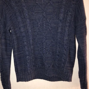 Stickad tröja - Blå stickad tröja i jätte fint skick. Köpt på lager 157