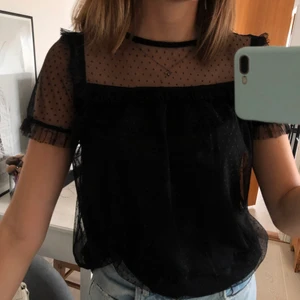 Svart blus - Svart blus med massa fina detaljer, som man både kan klä upp och ned. Endast använd en gång! Kontakta mig för ytterligare bilder eller frågor FRAKT INGÅR