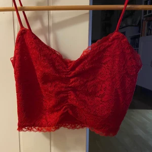 Röd spets crop top - Extremt fin, aldrig använd! Går att styla på många olika sätt! Ruffel i mitten!