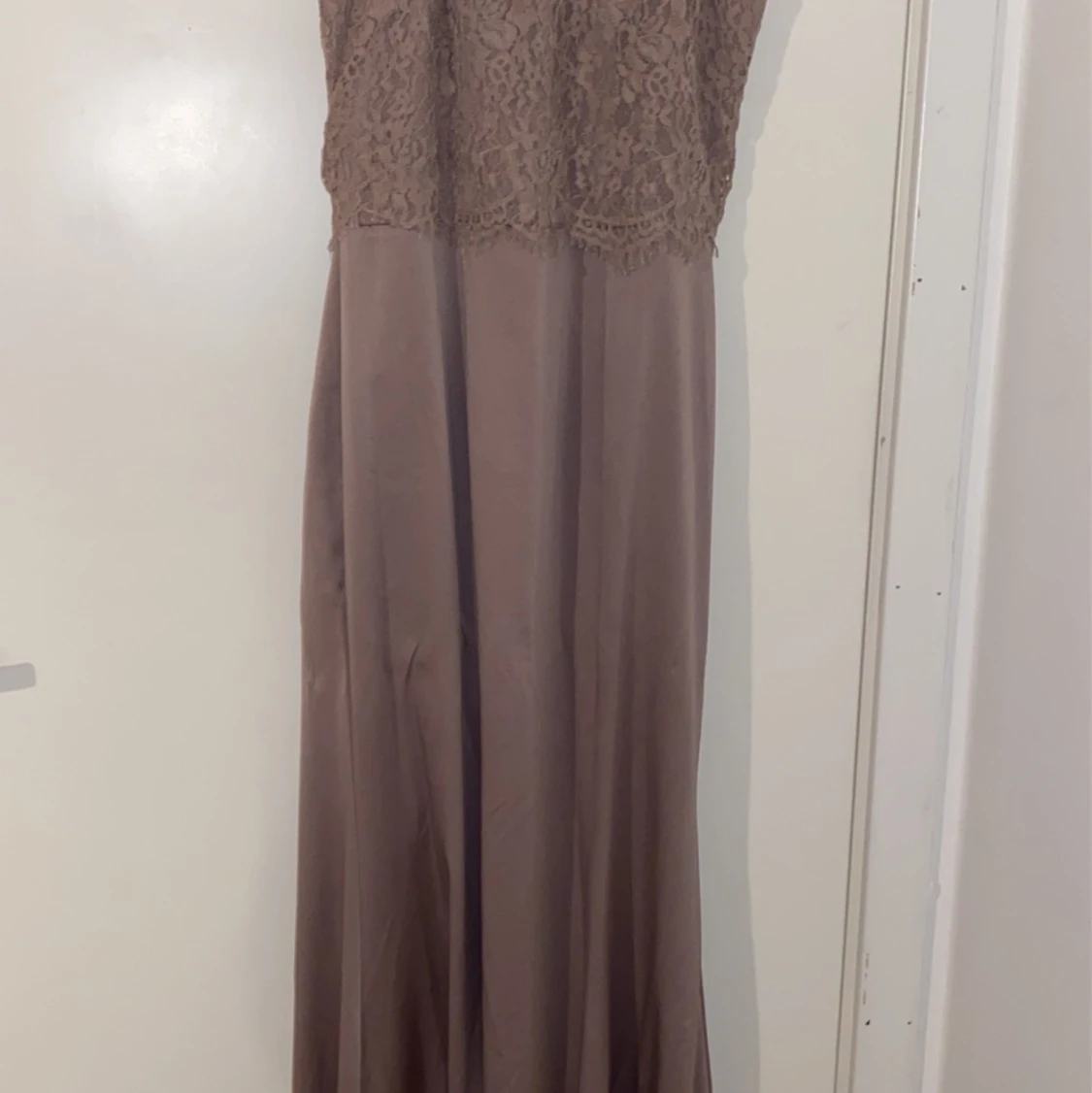 Lila klänning spetsklänning med öppen bak