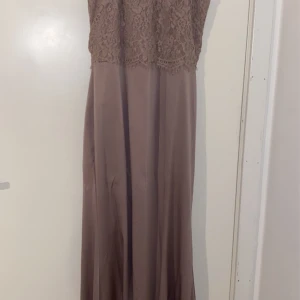 Lila klänning spetsklänning med öppen bak  - Brudtärna klänning. Finns 2 identiska klänningar till stl 36-38