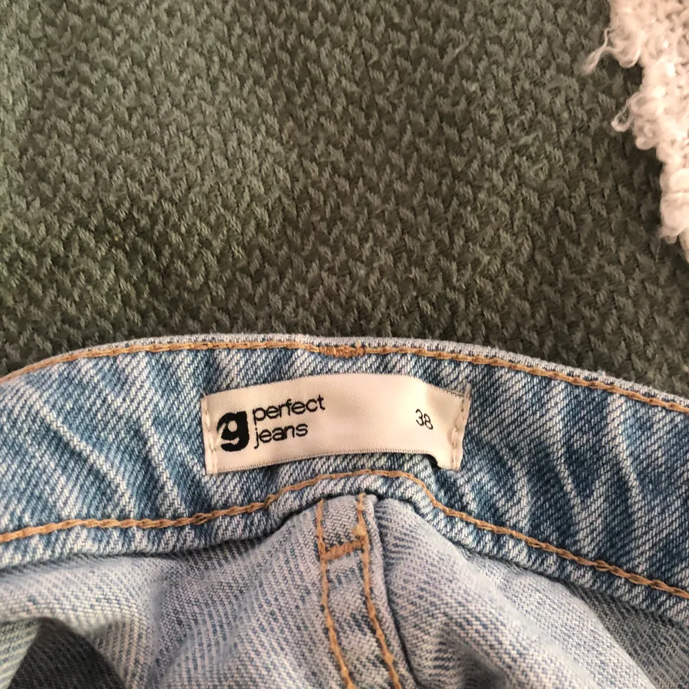 High waist Mom jeans från Gina Tricot i storlek 38! Endast använda 2 gånger så dom är precis som nya! 😍💕💕Frakten ingår i priset. Jeans & Byxor.