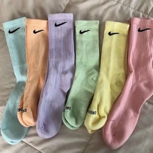 Nike strumpor i olika färger - Säljer nike strumpor i olika storlekar och färger💛.                  1 par för 79kr och två par för 149kr🦋 