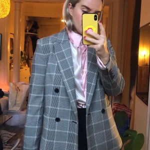 Rutig Kavaj Mango  - Använd ett fåtal gånger rutig kavaj från Mango