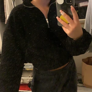 Teddy tröja - Super najs tröja i teddy material 💖 Aldrig använd då jag vill ha den större