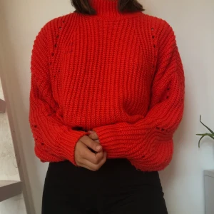 Stickad tröja - Snygg tjockas tröja. Väldigt varm och färgen passar perfekt till både jul och höst! Visas på en S men passar upp till M beroende på vilken passform man vill ha. Väldigt mysig och mjuk 