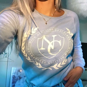 Sweatshirt - Sweatshirt med tryck i babyblå färg från Gina Tricot. 