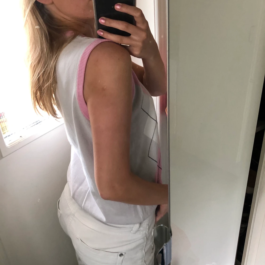 Stickad rosa vit rutig väst  - 90