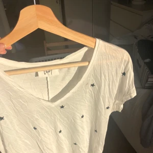 T-shirt med stjärnor  - Säljer denna URBALLA t-shirten från en butik i London som jag glömt namn på. Riktigt najs att styla med ett par svarta jeans och smycken😍 Storlek S