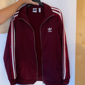 Adidas dress! Storlek 38 - Säljer ett helt oanvänt adidas sett, byxor och tröja med knappar på sidan av byxorna som man kan knäppa upp😍