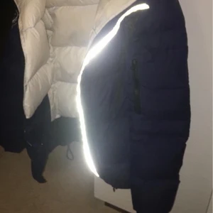 DB JACKA  - Du står för frakt, inga skador eller fel på den då den är använd under en vinter. Ganska dålig bild, skickar gärna fler vid intresse. Den är mörkblå. Tvättar den såklart! Vill ba bli av med den honestly