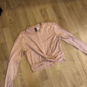 Topp - Säljer denna fina topp, ser väldigt skrynklig ut på bilden men det är den inte, köparen står för frakten💗