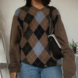 Stickad tröja  - Världens finaste rutiga tröja. Eftertraktat mönster. Mycket populära! Fyndad second hand men aldrig använd av mig. Inga skador. Buda privat. Frakt tillkommer. Visas på en s men passar upp t L beroende på hur man vill att den ska sitta. Budgivning avslutas 16/9. FÖRLÄNGT DATUM PÅ GRUND AV FORTSATT STORT INTRESSE. Högsta bud just nu 480kr+frakt