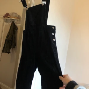 Manchester hängselbyxor - Helt oanvända pga fel storlek inköpta i USA på forevee 21. Storlek S, 70-talsstil. Bud från 100kr. Fraktas eller hämtas i uppsala.