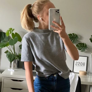 Zara T-shirt  - Grå zara t-shirt med en liten krage. Mjukt och lite tjockare material, perfekt nu till hösten🍂 Köpare står för frakt