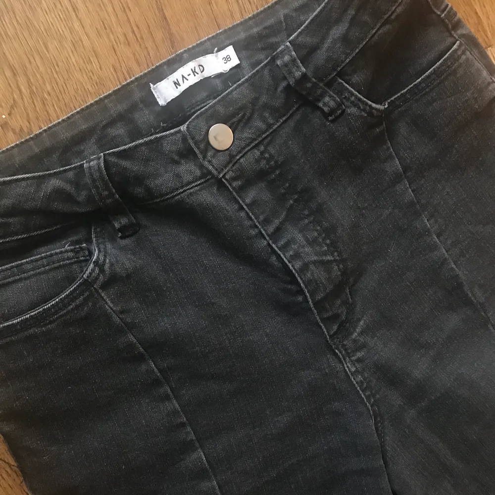 Säljer ett par jeans från na-kd strl 38, lite stretch, skönt material! Supersnygga med en liten slit fram på båda benen, och snygga sömmar som detaljer. . Jeans & Byxor.