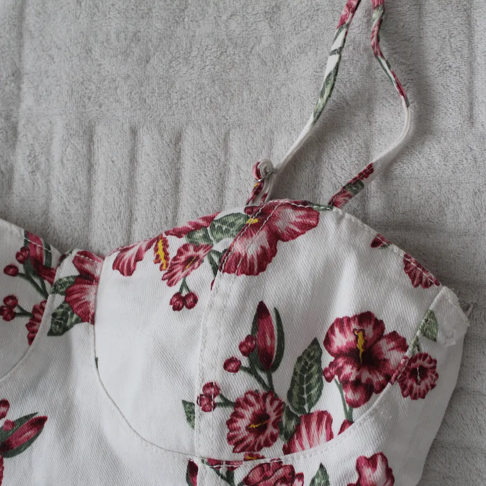 Slim white dress with a flower print - 75% cotton, 22% polyester, 3% spandex - unused. Klänningar.