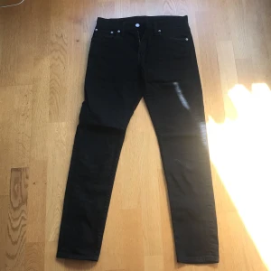 Levis - Ett par helsvarta byxor från Levis som knappt är använda, en allmänt väldigt tajt modell från midjan till vaden. 
