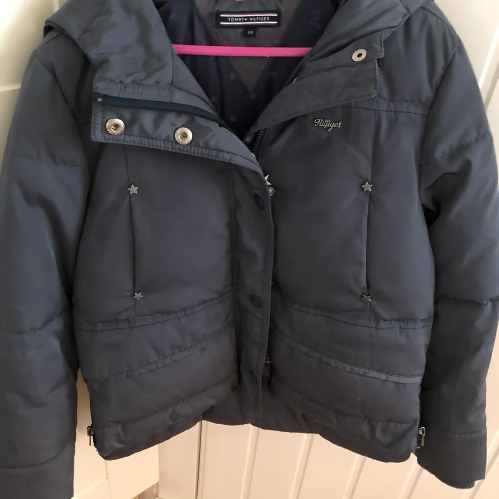 En grå din jacka från Tommy Hilfiger storlek 128. Päls i luvan stjärnor på fickorna. Fraktas mot betalning eller hämtas i Linköping.. Jackor.