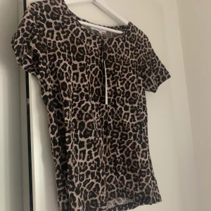 Ny T-shirt från second female - Så himla snygg T-shirt helt ny med lappar kvar! Nypris är 649kr💓