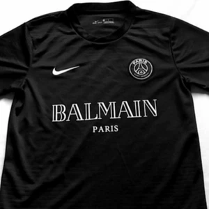 Baiman x Psg - Jag köpte denna tröjan för 1209kr och ni vill jag inte ha den. Storleken är S och det finns inga problme på tröjan. Den är använd i 1 månad men den har inga hål eller liknade