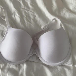 Bh 70A - En bh i 70A aldrig använd och kommer från ett märke som heter DORINA vet inte hur mkt jag köpte den för men mitt pris är 60+frakt💓💓