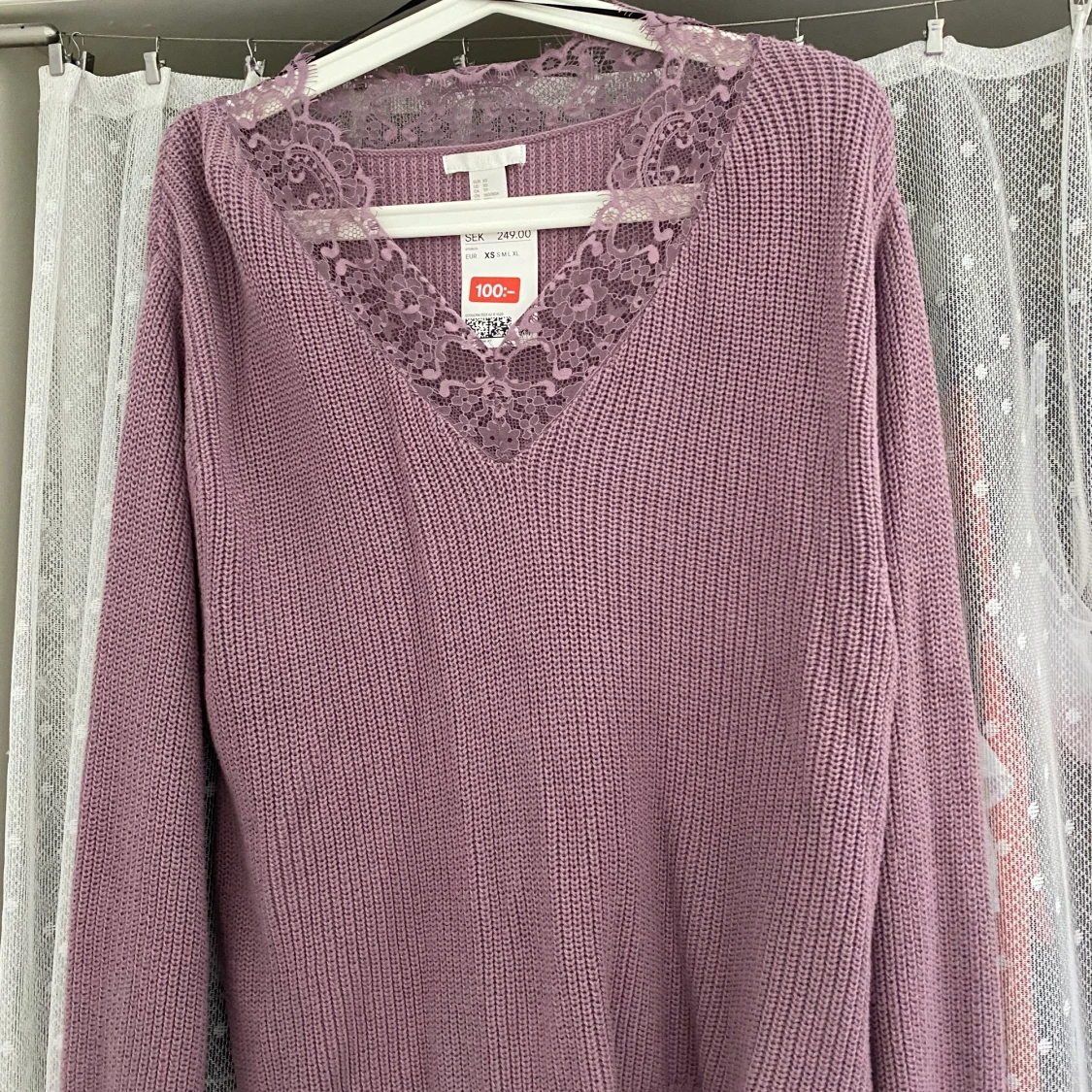 Stickad med broderi mest upptill