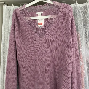 Stickad med broderi mest upptill - Smutslila stickad med urringning, aldrig använd