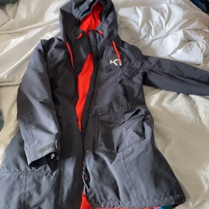 Jacka med avtagbart foder - En grå skön vindjacka som har avtagbart foder, neon färgat innuti. Använd en höst. Säljer för 500 med frakt inräknat