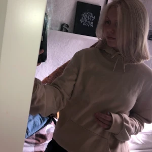 Beige hoodie  - Beige hoodie från H&M herravdelning, köpt på plick🧡 Inga fläckar eller skador, dock lite nopprig✨ riktigt mysig✨ köpare står för frakt på 66 kr
